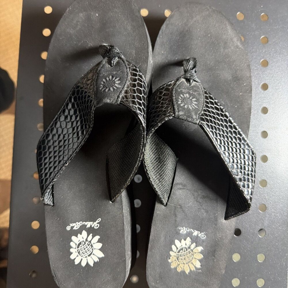 Yellow Box Nataly Snakeskin Textured Mellow Mat Flip-Flops Women’s Size 8 - Picture 2 of 7